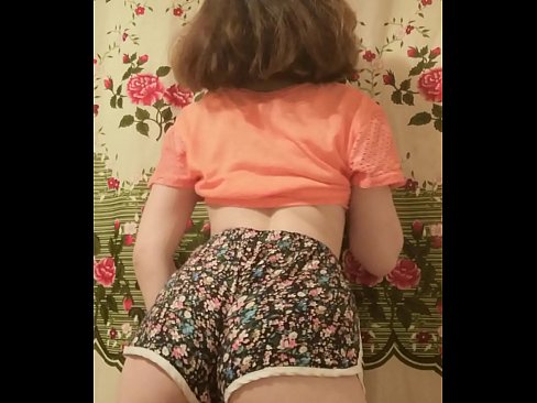❤️ 性感的年轻宝贝在镜头前脱下她的短裤 Porno vk