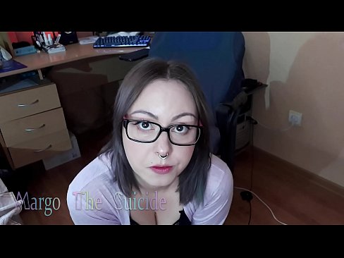 ❤️ 性感的眼镜女孩在镜头前深深地吸吮假阳具 Porno vk