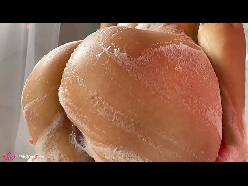 ❤️ 布鲁内特在淋浴时用振动器自慰阴部达到强烈的高潮 Porno vk