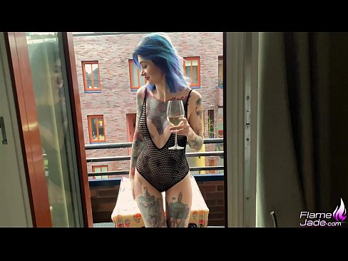 ❤️ 巨大的女孩大口吸吮，在空旷的天空下热情地做爱 Porno vk