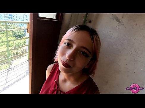 ❤️ 学生Sensual在内陆地区吸食陌生人--在他脸上射精 Porno vk